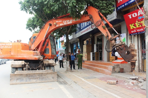 ha-noi-dua-may-xuc-dep-via-he-o-huyen-ngoai-thanh