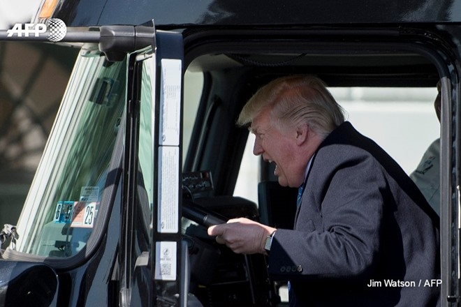 Ong Trump leo len xe tai giua cang thang hop hanh hinh anh 1