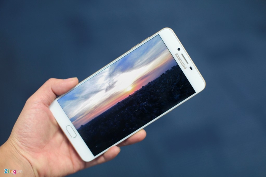 Anh smartphone RAM 6 GB dau tien cua Samsung sap ve Viet Nam hinh anh 4