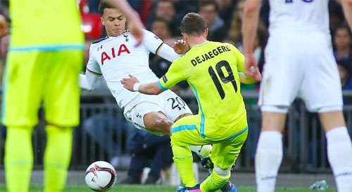 dele-alli-tra-gia-cho-cu-dap-vao-dau-goi-cua-doi-thu