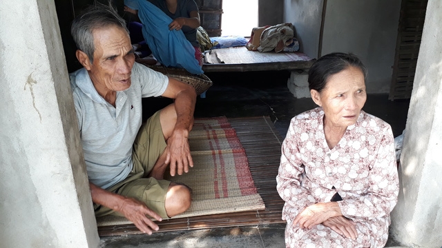 Hai vợ chồng lão nông Nguyễn Ngọc Đáp trong ngôi nhà nhỏ của mình.