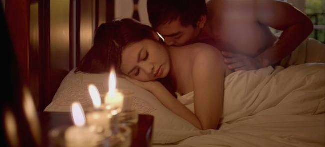 Vân Trang và Khương Ngọc trong “Scandal”. Nữ diễn viên 9X tiết lộ, người  hồi hộp và lo lắng cho cảnh nóng lại là bạn diễn Khương Ngọc chứ không phải cô.