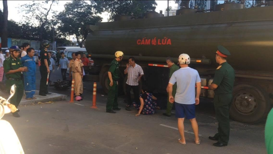 tp.hcm: va cham xe bon bien do, 1 nguoi tu vong giua trung tam hinh anh 1