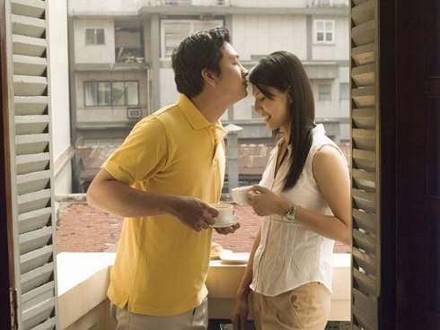 Hôn nhẹ lên mái tóc thay lời muốn nói sẽ khiến nàng rất cảm động vì tình yêu của bạn dành cho nàng (ảnh có tính chất minh họa).