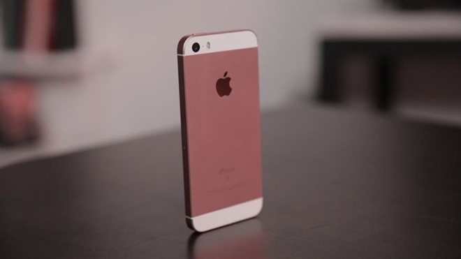 Co nen mua iPhone SE thoi diem nay? hinh anh 1
