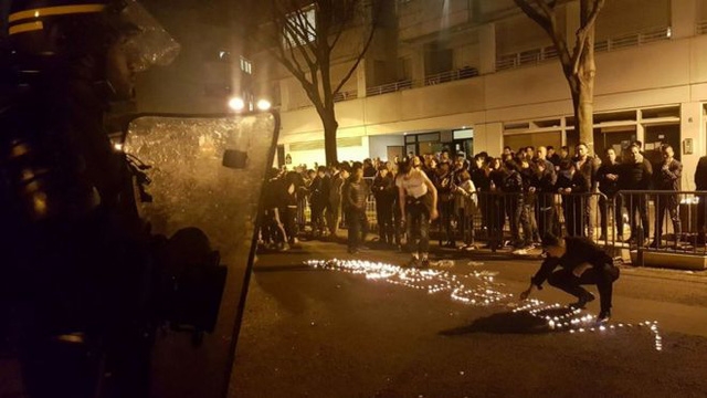  Đám đông Trung Quốc biểu tình tại Paris tối ngày 27/3 (Ảnh: AFP) 