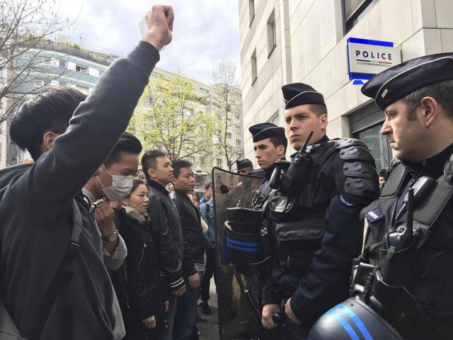  Những người biểu tình đối đầu với cảnh sát Pháp ở Paris (Ảnh: Reuters) 