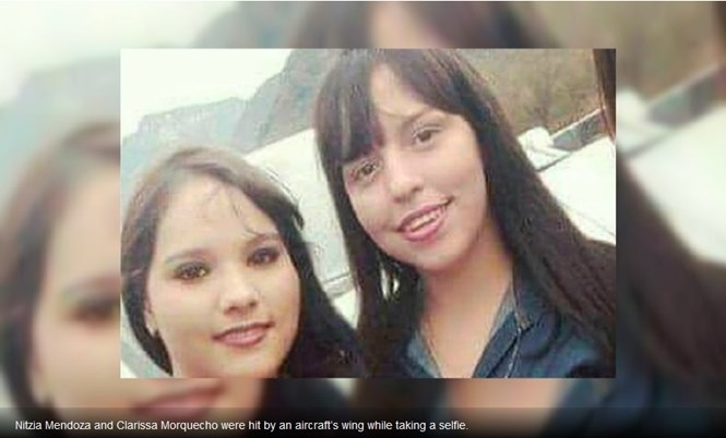 Hai cô gái Mexico thiệt mạng hôm 25.3 vì mải chụp hình tự sướng, bị cánh một máy bay quẹt trúng khi đang đáp xuống /// Chụp màn hình Bernama