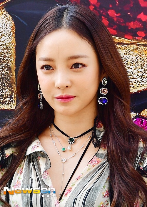 Kieu nu Han ro mot de toc ngoi giua hinh anh 9