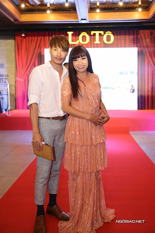 phuong-thanh-nam-tay-sanh-doi-trai-tre-di-xem-phim-1