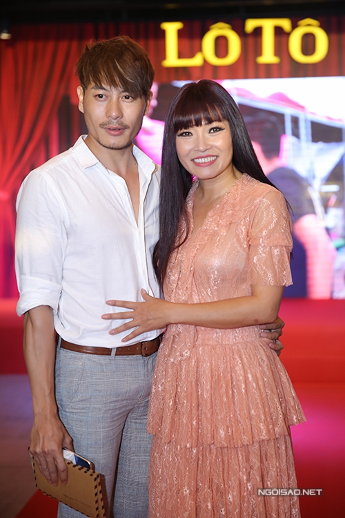 phuong-thanh-nam-tay-sanh-doi-trai-tre-di-xem-phim-2