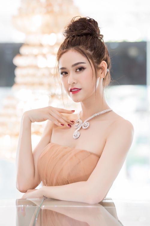 truong-quynh-anh-khoe-vai-tran-eo-thon-o-su-kien-2