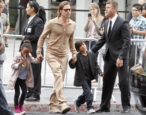 brad-pitt-tung-bi-mat-toi-campuchia-tham-cac-con