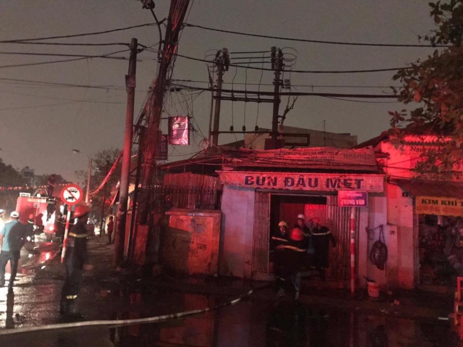 chay du doi o pho luong the vinh, mot nguoi bi bong hinh anh 4