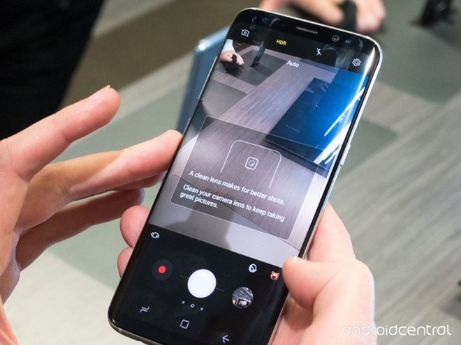 Camera Galaxy S8 tu nhac nguoi dung lam sach ong kinh hinh anh 1