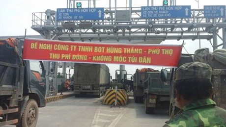 Người dân khu vực trạm Tam Nông - tỉnh Phú Thọ dàn hàng trên đường phản đối thu phí (ảnh: PLVN)