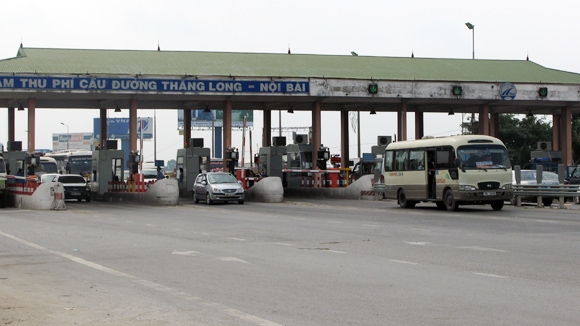 Trạm thu phí Bắc Thăng Long (Hà Nội) đang thu hộ phí cho tuyến tránh TP Vĩnh Yên (tỉnh Vĩnh Phúc), khiến người dân bức xúc vì không đi cũng phải nộp tiền