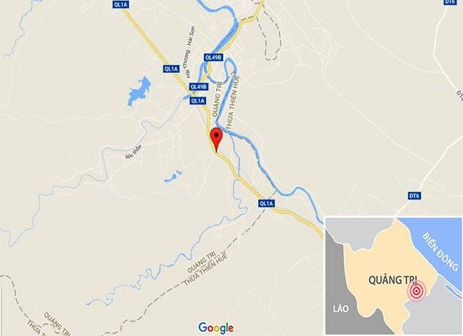 Oto tai lat nhao, vang 2 banh sau cu dam lan can cau vuot duong sat hinh anh 2
