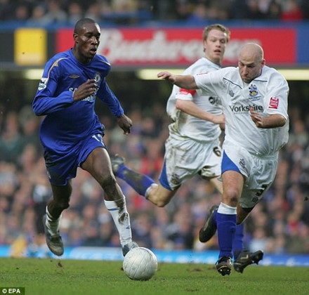 Thêm một cựu cầu thủ Chelsea dạt về Indonesia chơi bóng ảnh 1