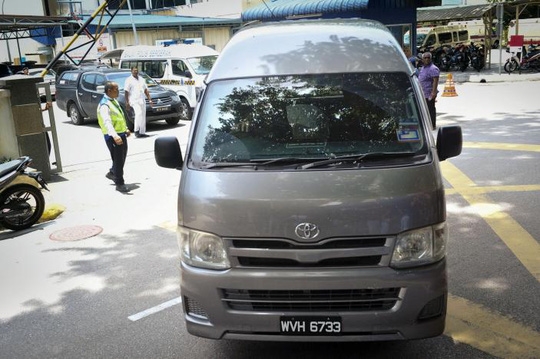Chiếc xe được cho là chở thi thể ông Kim Jong-nam rời khỏi bệnh viện Kuala Lumpur. Ảnh: REUTERS