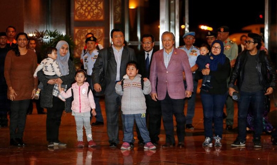 Bộ trưởng Ngoại giao Malaysia Anifah Aman (thứ 3 từ phải sang) đón 9 công dân về nước. Ảnh: REUTERS
