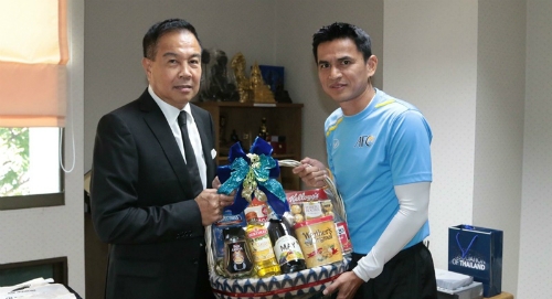chu-tich-ldbd-thai-lan-thay-kiatisuk-de-doi-tuyen-lot-xac