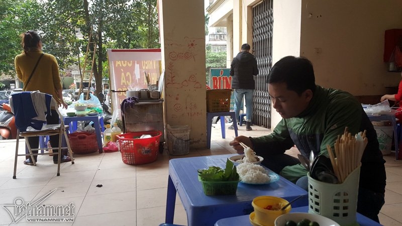 dẹp vỉa hè, quán ăn chui gầm cầu thang