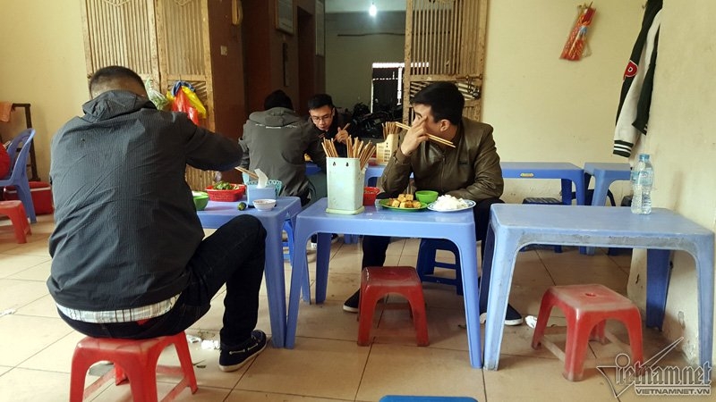 dẹp vỉa hè, quán ăn chui gầm cầu thang