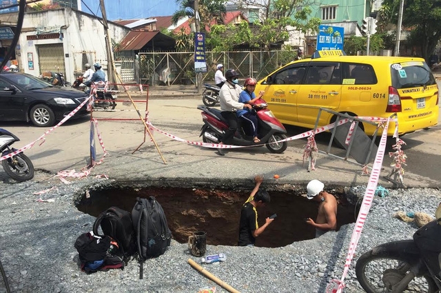 Hố sâu rộng nhiều mét bất ngờ xuất hiện giữa giao lộ Lê Văn Việt - Lã Xuân Oai, quận 9, trong cơn mưa trái mùa cực lớn.