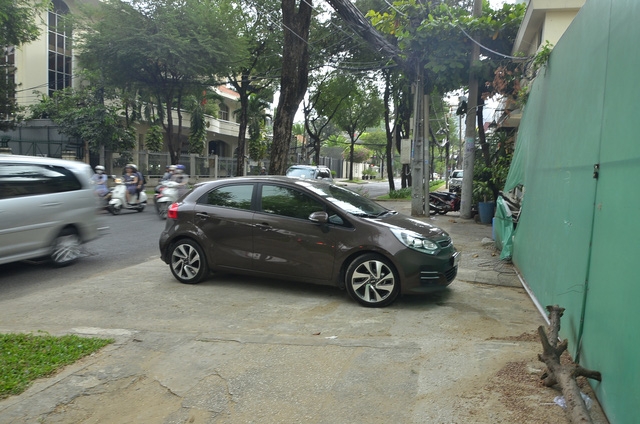 Tình trạng ô tô đậu trái phép trên vỉa hè đã tái diễn khi ông Đoàn Ngọc Hải tạm dừng ra quân