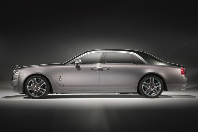 3. Tại triển lãm ôtô Geneva năm nay, hãng sản xuất xe siêu sang Rolls-Royce đã trình làng một mẫu xe sử dụng chất liệu kim cương. Bức vẽ trên chiếc xe này được thực hiện bằng bằng 1.000 viên kim cương “xịn” được nghiền nhỏ.