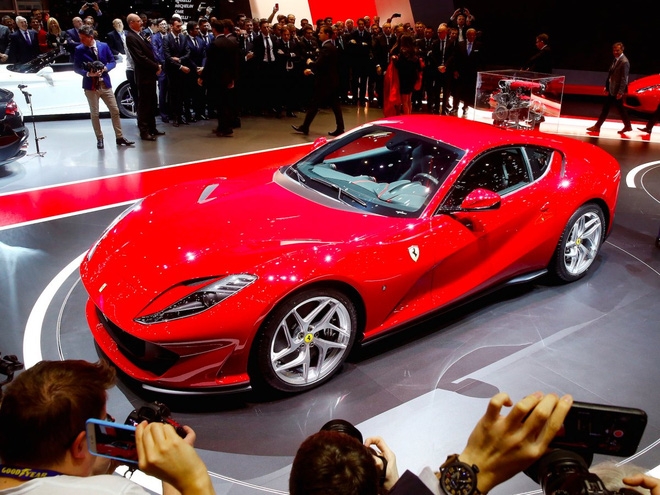 4. Chiếc 812 Superfast cũng được hãng Ferrari giới thiệu tại Triển lãm Ôtô Geneva hồi đầu tháng 3. Siêu xe này mang động cơ V12 dung tích 6 lít, công suất 780 mã lực.