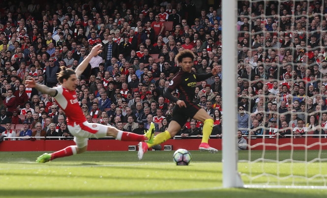 Arsenal chật vật cầm chân M.C tại Emirates
