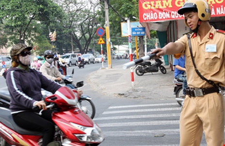 CSGT đập mũ bảo hiểm dỏm, trao mũ “xịn” cho dân - ảnh 1