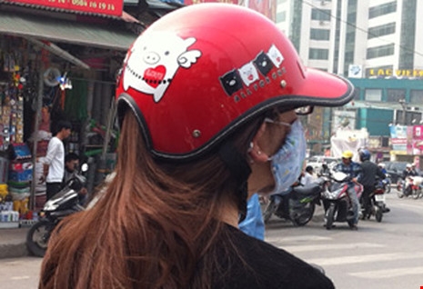 CSGT đập mũ bảo hiểm dỏm, trao mũ “xịn” cho dân - ảnh 2