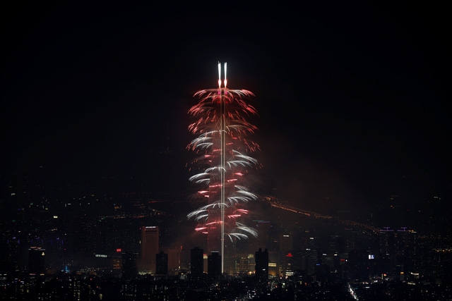 Tọa lạc tại thủ đô Seoul của Hàn Quốc, Lotte World Tower là tòa nhà cao 123 tầng với tổng chiều cao là 555 m. Màn trình diễn pháo hoa đẹp mắt đã diễn ra một ngày trước lễ khai trương của tòa nhà này. (Ảnh: Reuters)