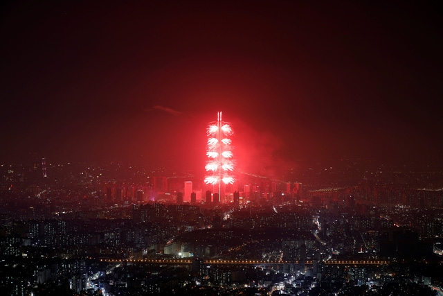Sau khi hoàn thiện, Lotte World Tower là tòa nhà cao thứ 5 thế giới. Ngôi vị số một trong danh sách các tòa nhà cao nhất thế giới hiện nay vẫn thuộc về tháp Buji Khalifa ở Dubai, được xây dựng từ năm 2010. (Ảnh: Reuters)