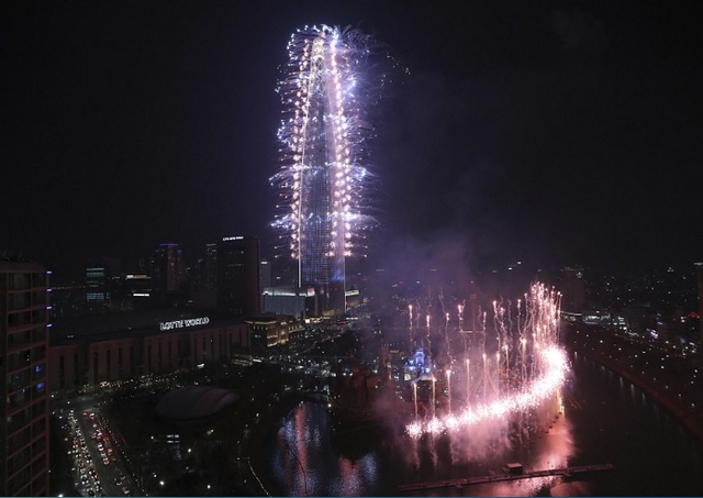 Ngoài tháp Buji Khalifa ở Dubai, chiều cao của Lotte World Tower hiện xếp sau tháp Thượng Hải (Trung Quốc), tháp Abraj Al-Bait (Ả rập Xê út) và trung tâm tài chính Ping An (Trung Quốc) (Ảnh: Getty)