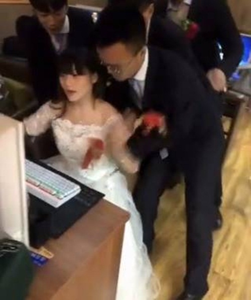 ngay cuoi co dau mai choi game, chu re keo mai khong chiu ve hinh anh 1