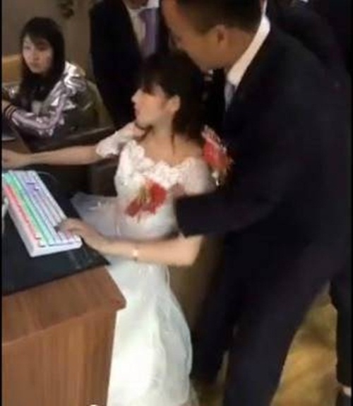 ngay cuoi co dau mai choi game, chu re keo mai khong chiu ve hinh anh 2