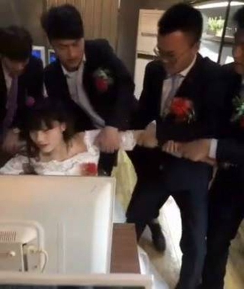 ngay cuoi co dau mai choi game, chu re keo mai khong chiu ve hinh anh 5