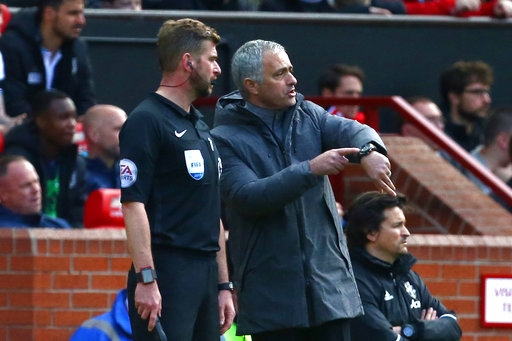  Mourinho phàn nàn với trọng tài về thời gian bù giờ trong trận đấu cuối tuần qua với West Brom 