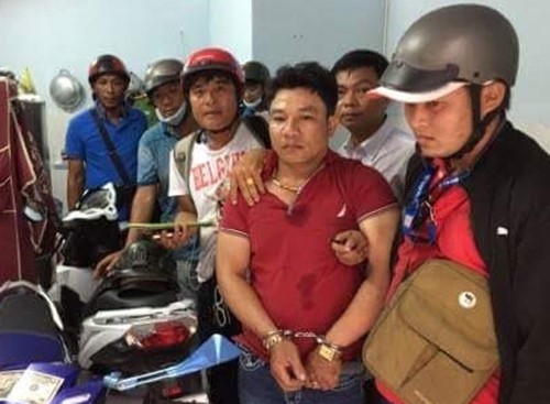 Nghi can trom xe may nhay qua cac mai nha tron ‘hiep si’ hinh anh 1