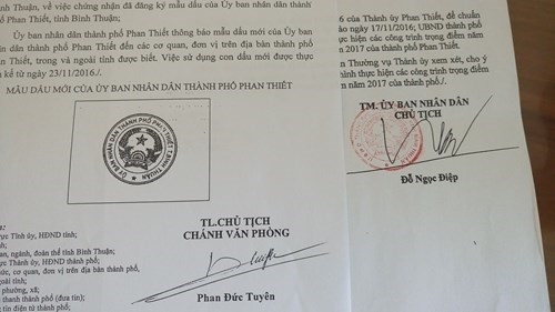 Con dấu mới (bên trái) và con dấu cũ của UBND TP.Phan Thiết /// Ảnh: Quế Hà