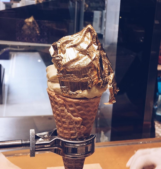 Dát vàng lên đồ ăn - Tốt cho sức khỏe hay chỉ là thú vui xa xỉ? - Ảnh 1. Dát vàng lên đồ ăn - Tốt cho sức khỏe hay chỉ là thú vui xa xỉ? - Ảnh 1.
