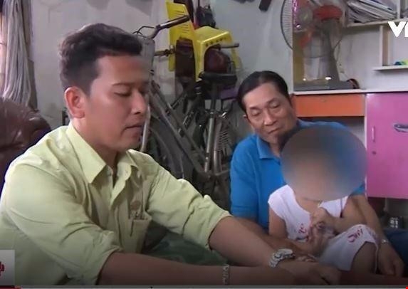 Cháu bé con anh N. bị dây thun thắt vào dương vật suýt bị hoại tử (Ảnh VTV)
