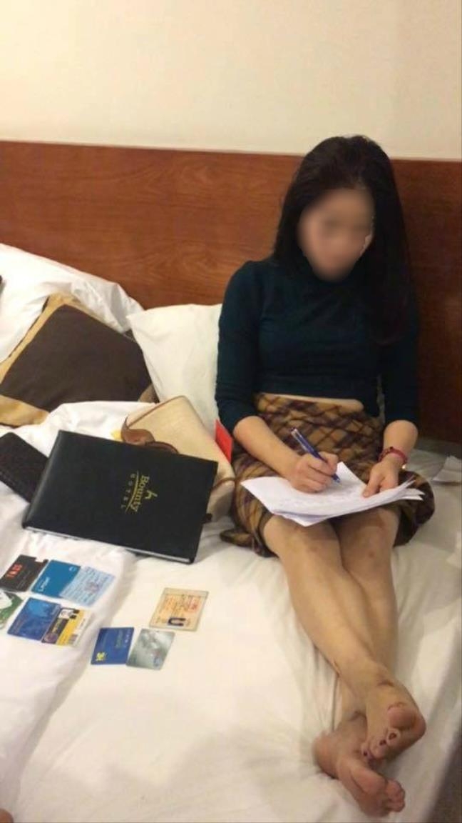 Vu bat qua tang chong khong co tien nuoi con nhung van dan bo di khach san sang: Da tam dinh chi cong tac voi co bo giang vien!