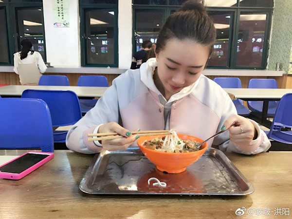 nu sinh vua an vua xoac chan hot nhat tren mang tq hinh anh 1