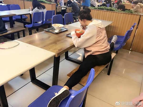 nu sinh vua an vua xoac chan hot nhat tren mang tq hinh anh 2