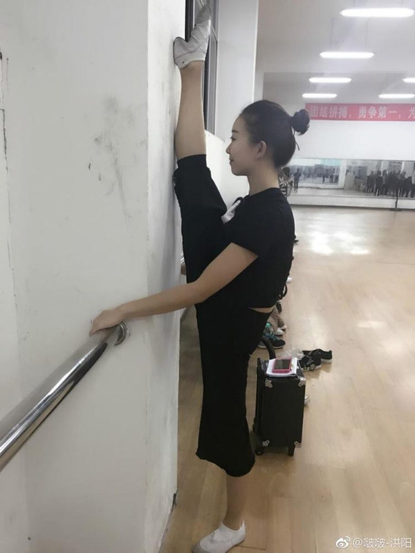 nu sinh vua an vua xoac chan hot nhat tren mang tq hinh anh 5
